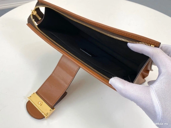 WIS CHANELUTCH LOUIS VUITTON 0811
